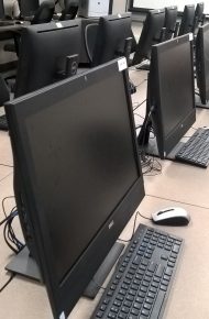 Scrivanie con computer in un laboratorio di una scuola