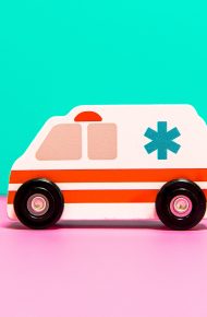 Giocattolo ambulanza bianca con strisce arancioni