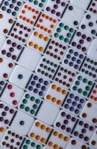 Tasselli di domino colorati disposti vicini tra loro come un puzzle