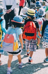 Bambini con zainetto di scuola che camminano